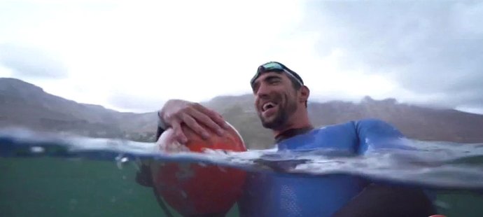 Michael Phelps během závodu se žralokem