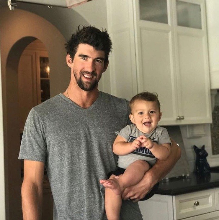 Tenhle mladý muž je protě nejlepší, napsal legendární plavec Michael Phelps k fotce se svým synem. Z průšviháře se stal vzorný taťka.