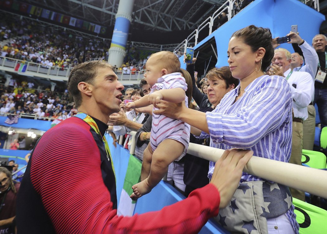 Dej mi ho pochovat! Za okamžik už bude Michael Phelps tisknout v náručí svého syna Boomera