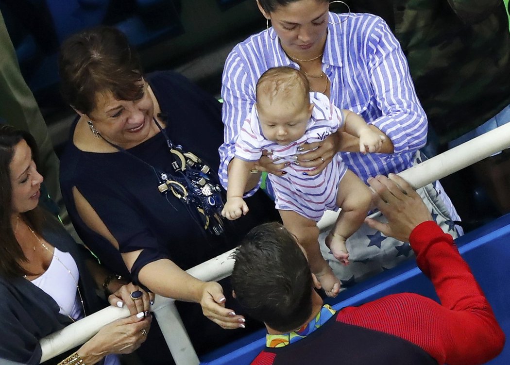 Michael Phelps slavil zlato z 200 metrů motýlek na OH v Riu se svým synem Boomerem a snoubenkou Nicole Johsonovou