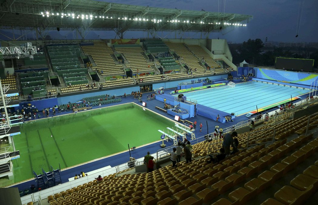 Diváky během úterního programu olympijských soutěží skokanů do vody v Riu de Janeiro nezaujaly jen výkony sportovkyň, ale také nezvykle zelená barva vody v bazénu.