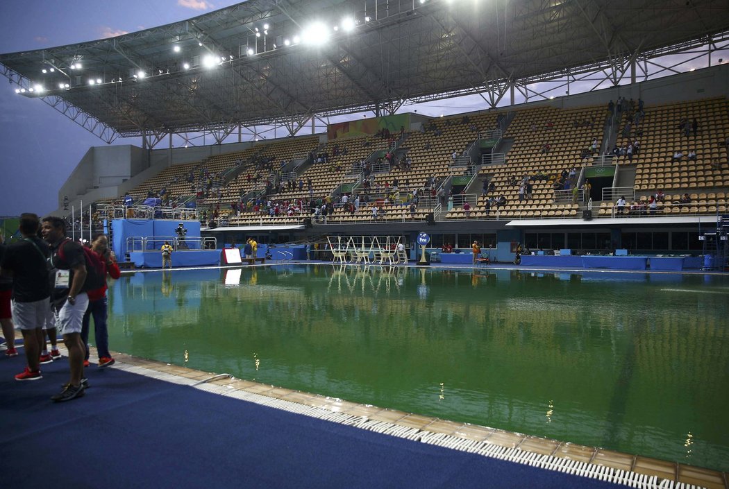 Podle organizátorů není voda ve skokanském bazénu nebezpečná.