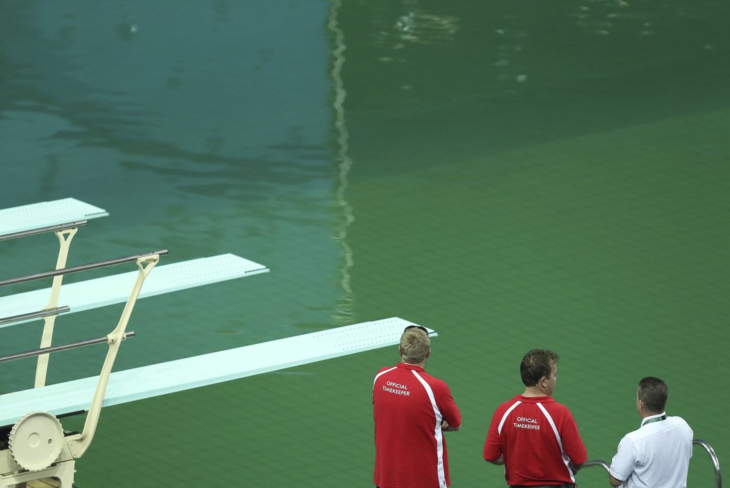 Organizátoři v Riu mají problém, voda v bazénu pro skokany připomíná zelený brčál