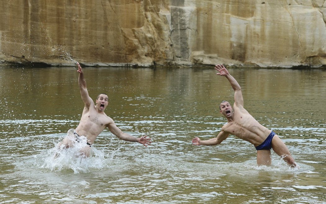 Redaktor Sportu František Prachař si vyzkoušel, jaké to je skákat do vody s mistrem - Michalem Navrátilem
