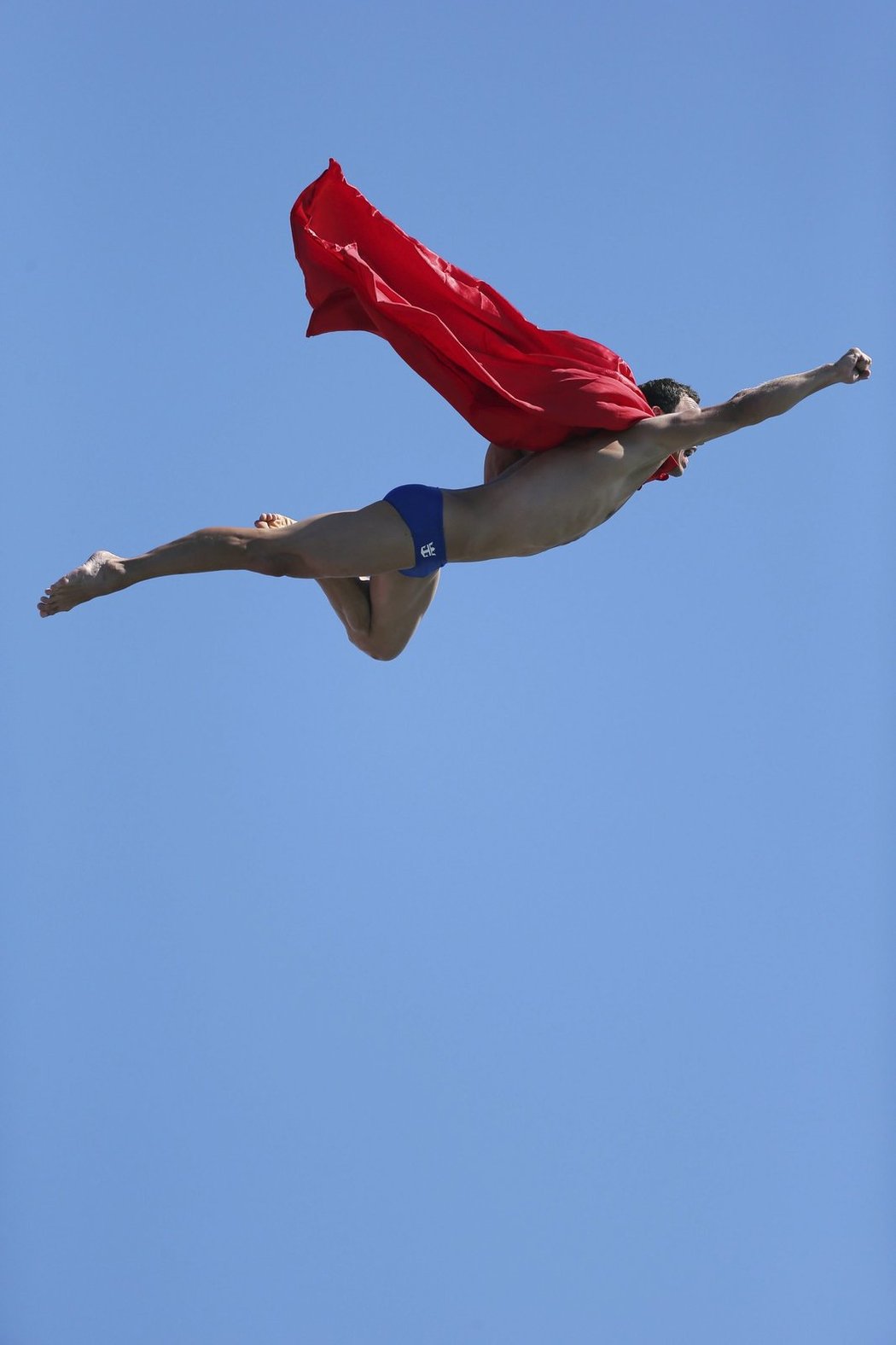 Český skokan do vody Michal Navrátil předvedl v Barceloně skok jako superman