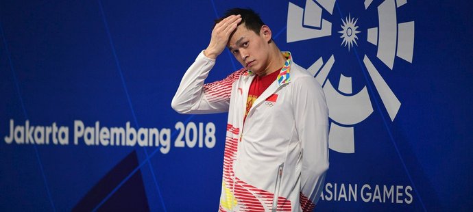 Čínské plavecké hvězdě Sun Jangovi hrozí doživotní distanc poté, co měl při dopingové kontrole rozmlátit zapečetěné vzorky krve kladivem