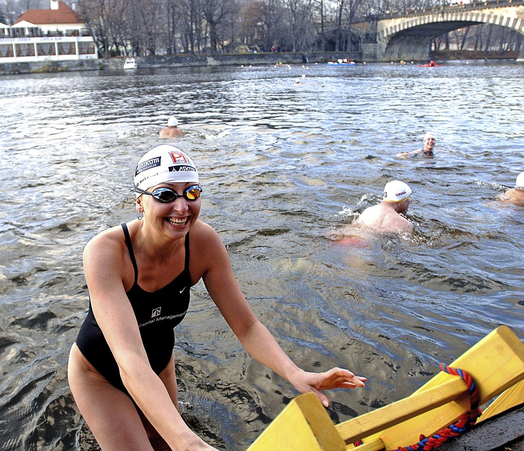 Yvetta Hlaváčová při otužileckém plavání ve Vltavě