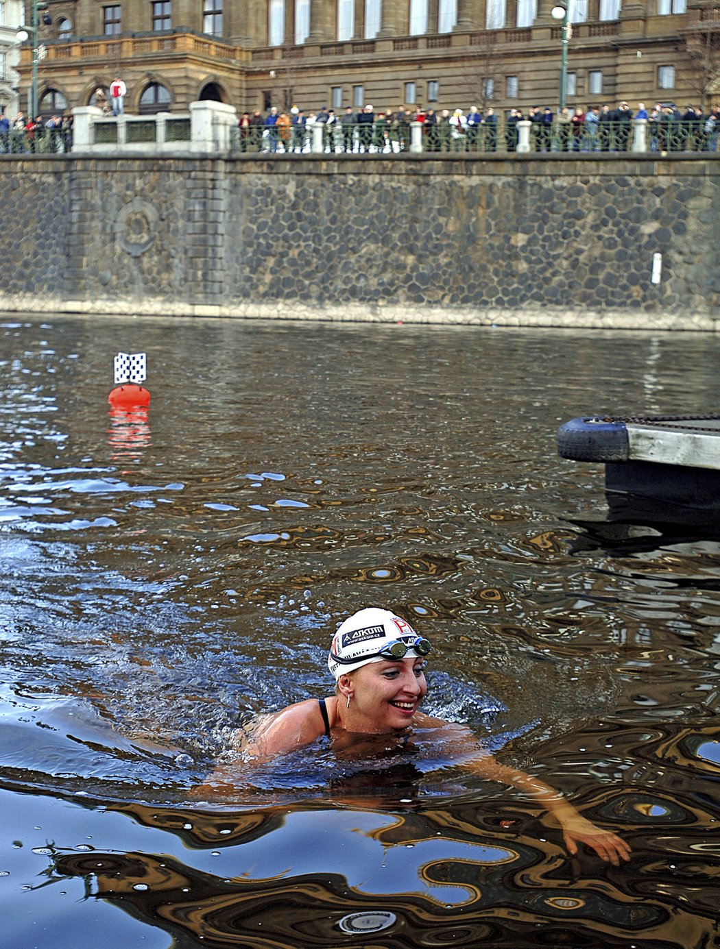 Yvetta Hlaváčová při otužileckém plavání ve Vltavě v roce 2006