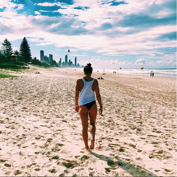Barbora Závadová žije na tříměsíčním pobytu v Austrálii nejen tréninkem, ale s užívá si i místních pláží.