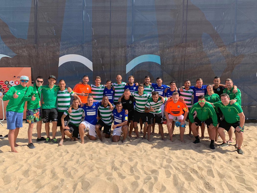 Po vypadnutí v prvním kole play off Ligy mistrů se plážoví fotbalisté Teplic vyfotili se svým přemožitelem ze Sportingu Lisabon