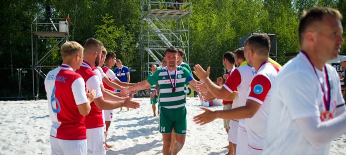 Slávisté po finále sportovně gratulují vítězům z Bohemians