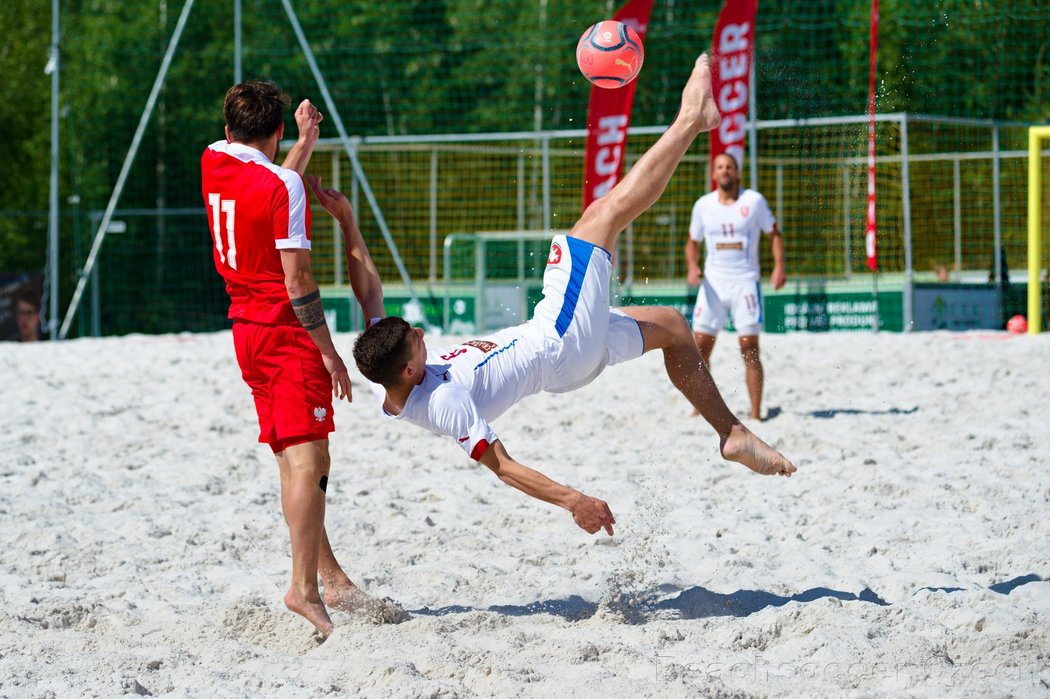 Plážový fotbal nabízí především parádní akrobatické kousky