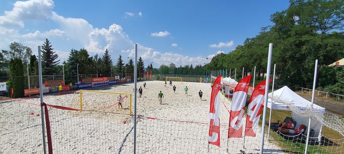 Letošní ročník české Superligy v plážovém fotbale se hraje na perfektně připraveném hřišti v pražském sportcentru Na Korábě