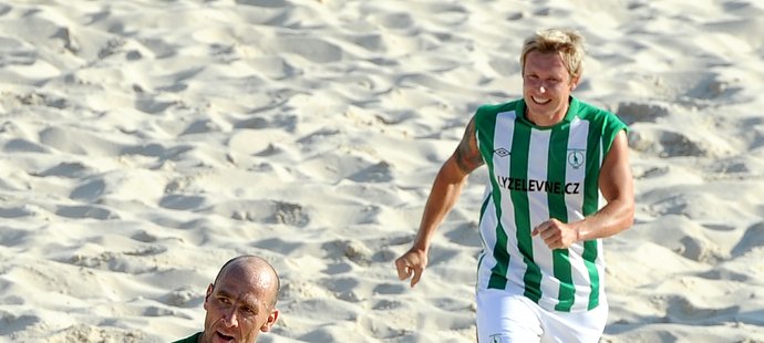 Jan Koller se raduje z gólu v zápase plážového fotbalu