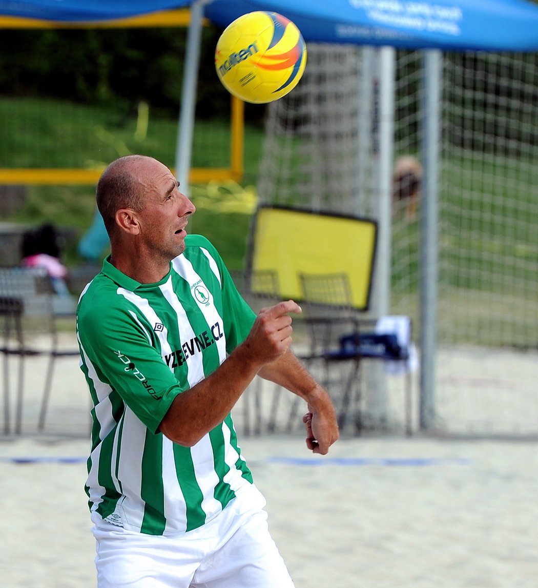 Jan Koller se dal na plážový fotbal v dresu Bohemians 1905