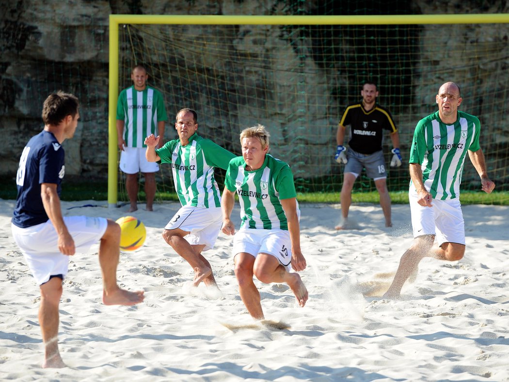 Jan Koller (vpravo) není v plážovém fotbale žádný nováček