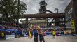 Barbora Hermannová s Markétou Nausch Slukovou s trofejí za triumf na Ostrava Beach Open