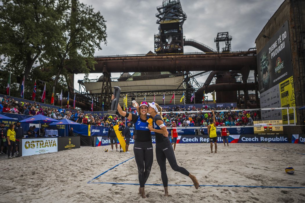 Barbora Hermannová s Markétou Nausch Slukovou s trofejí za triumf na Ostrava Beach Open