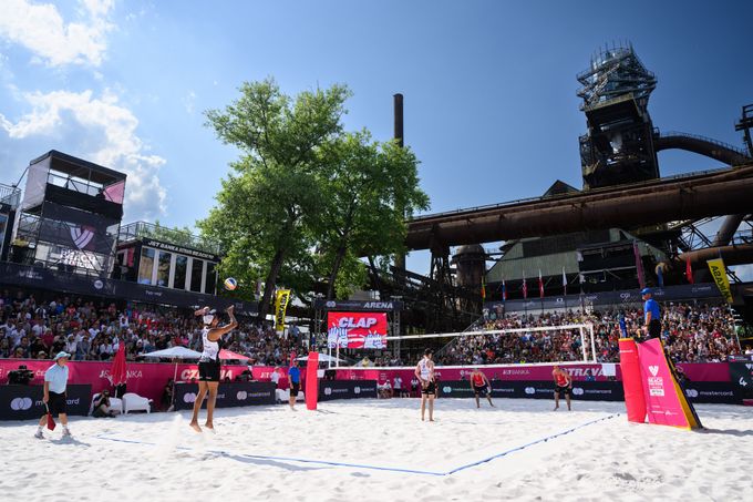 Beachvolejbal pouze na pláži? Mýtus, co dávno neplatí. Ostravský turnaj baví čím dál víc Beachvolejbal pouze na pláži? Mýtus, co dávno neplatí. Ostravský turnaj baví čím dál víc