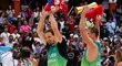Ondřej Perušič a David Schweiner se radují z titulu mistrů světa v plážovém volejbale