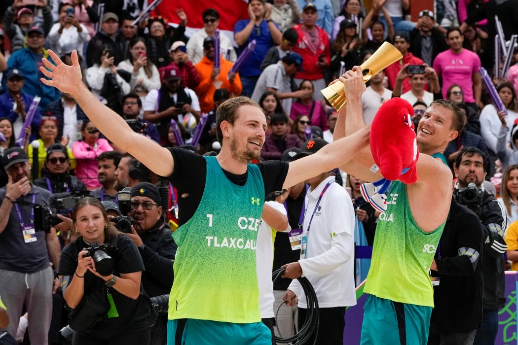 Ondřej Perušič a David Schweiner se radují z titulu mistrů světa v plážovém volejbale