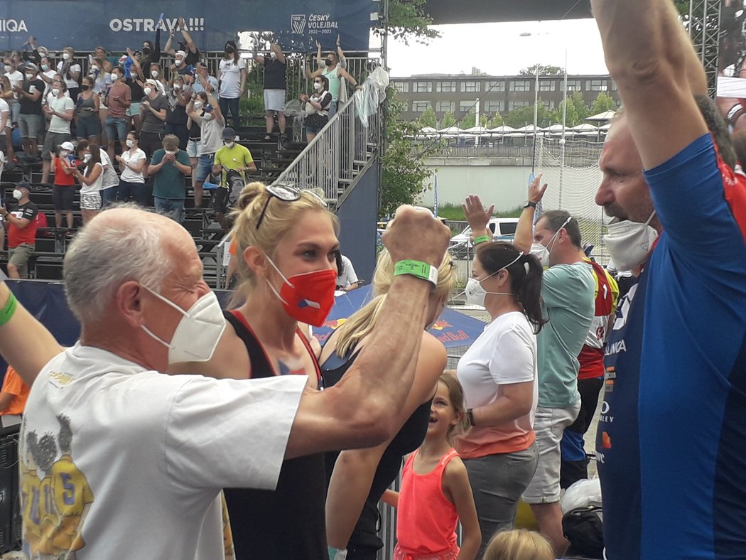 Boris Perušič, děda Ondřeje Perušiče, prožívá s rodinným týmem vnukovy zápasy. Sám má stříbro z olympiády v Tokiu 1964 a titul mistra světa z roku 1966