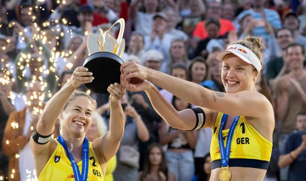 Německé plážové volejbalistky Cinja Tillmannová a Svenja Müllerová Německé plážové volejbalistky Cinja Tillmannová a Svenja Müllerová