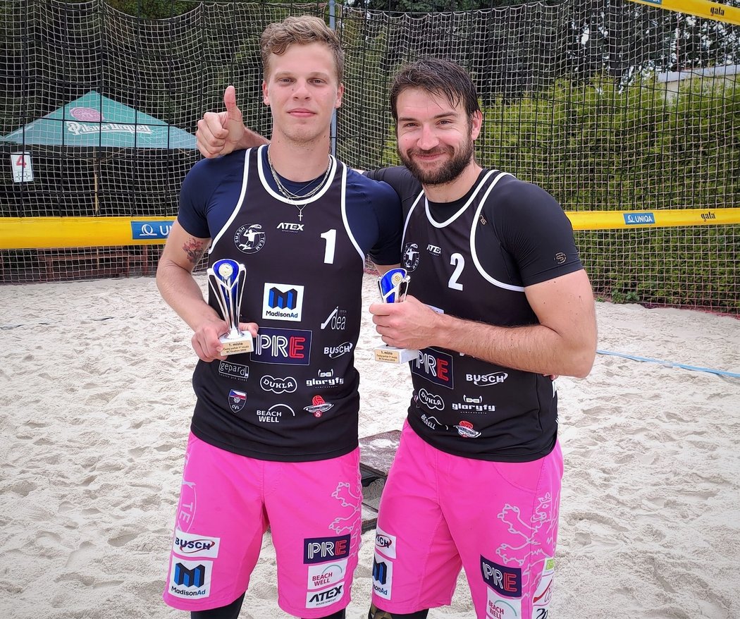 Donovan Džavoronok (vlevo) a Jan Hadrava ovládli Opava Beach Open, turnaj Českého poháru v plážovém volejbalu