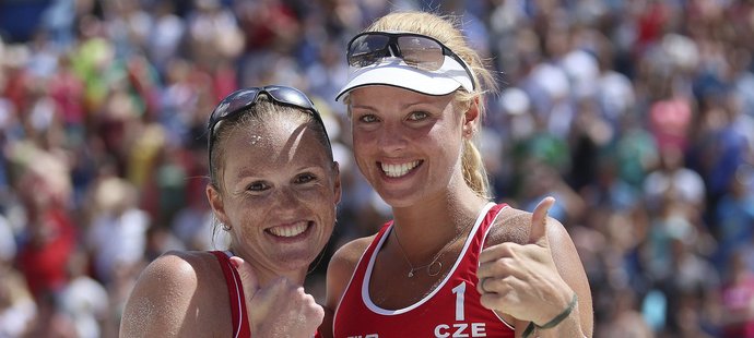 Kristýna Kolocová a Markéta Sluková se radují z postupu do finále pražského turnaje Světového okruhu