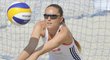 Kristýna Kolocová vybírá míč od své kolegyně na tréninku v Praze