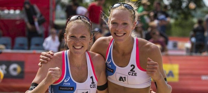 Kristýna Kolocová a Michala Kvapilová se radují z výhry na MS v plážovém volejbalu
