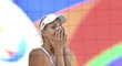 Česká plážová volejbalistka Markéta Sluková nevěřícně zírá. Sudí ohlásil, že se dotkla sítě a přisoudil bod Brazilkám.