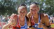 Kristýna Hoidarová Kolocová (vlevo) a Michala Kvapilová se radují z postupu do osmifinále mistrovství světa