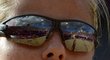 Pohled na krásný olympijský kurt přes skla slunečních brýlí Markéty Slukové