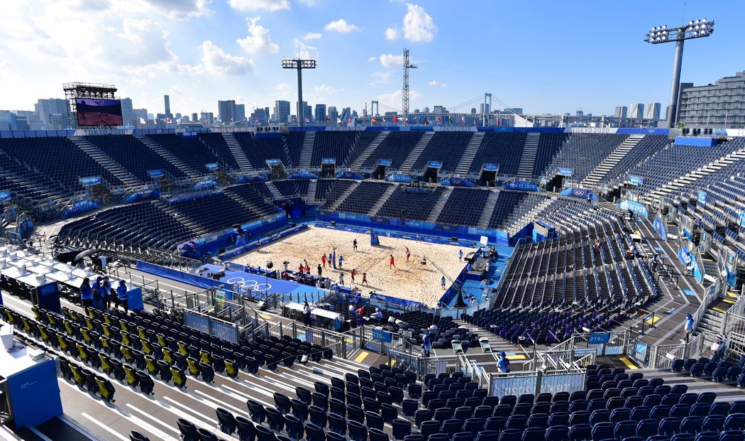 Pohled shora na obří arénu pro plážový volejbal v Tokiu