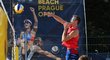 David Schweiner zakončuje na síti ve čtvrtfinále Prague Beach Open 2021 proti Nizozemcům
