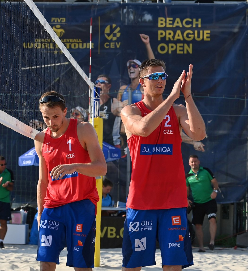 Ondřej Perušič (vlevo) a David Schweiner ve čtvrtfinále Beach Prague Open 2021