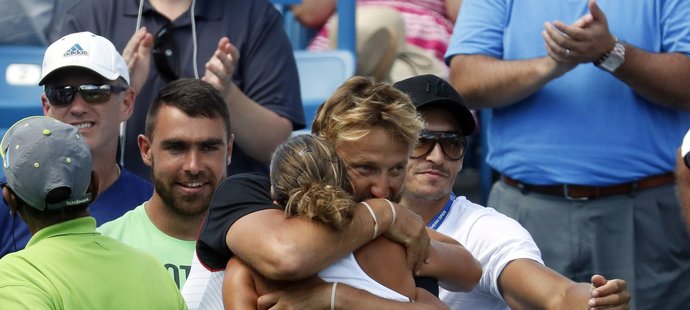 Karolína Plíšková slaví se svým koučem Jiřím Vaňkem triumf na turnaji v Cincinnati. Nechyběl u toho ani ani její přítel Michal Hrdlička (vpravo). Na finále US Open ale dorazit nemohl.