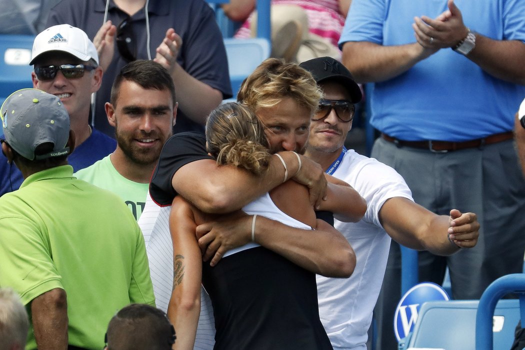 Karolína Plíšková slaví se svým koučem Jiřím Vaňkem. Při největším úspěchu české tenistky nechyběl ani její přítel Michal Hrdlička (vpravo)