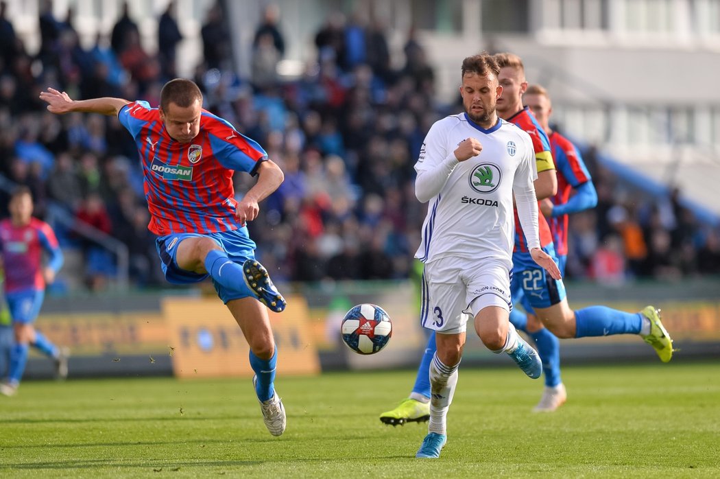 Lukáš Budínský z Boleslavi se snaží dostihnout plzeňského Adama Hlouška