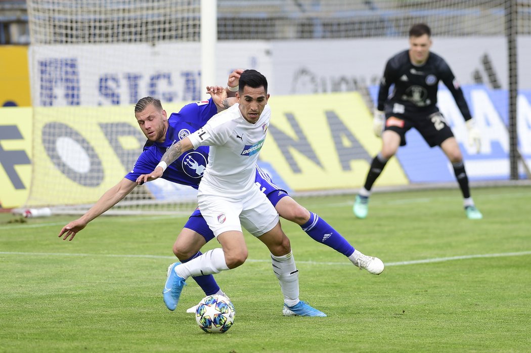 Zleva Radim Breite z Olomouce, Iván Santiago Díaz z Plzně a brankář Olomouce Aleš Mandous v utkání 30. kola FORTUNA:LIGY