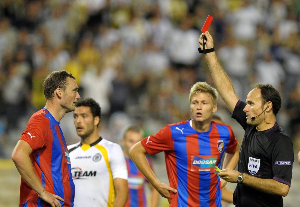 František Ševinský vidí červenou kartu ve třetí minutě nastavení