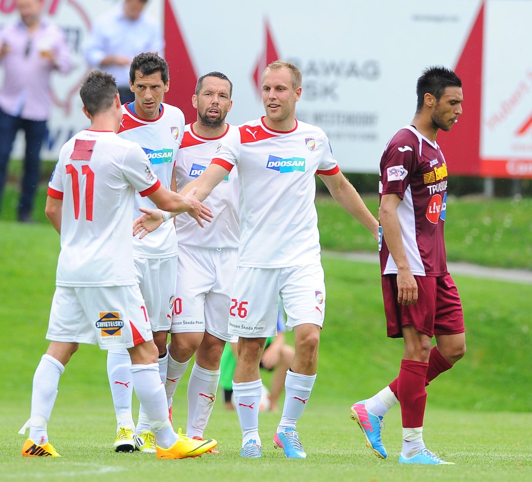 Plzeňští fotbalisté se radují z jedné z branek do sítě Kluže během přípravného utkání v Rakousku