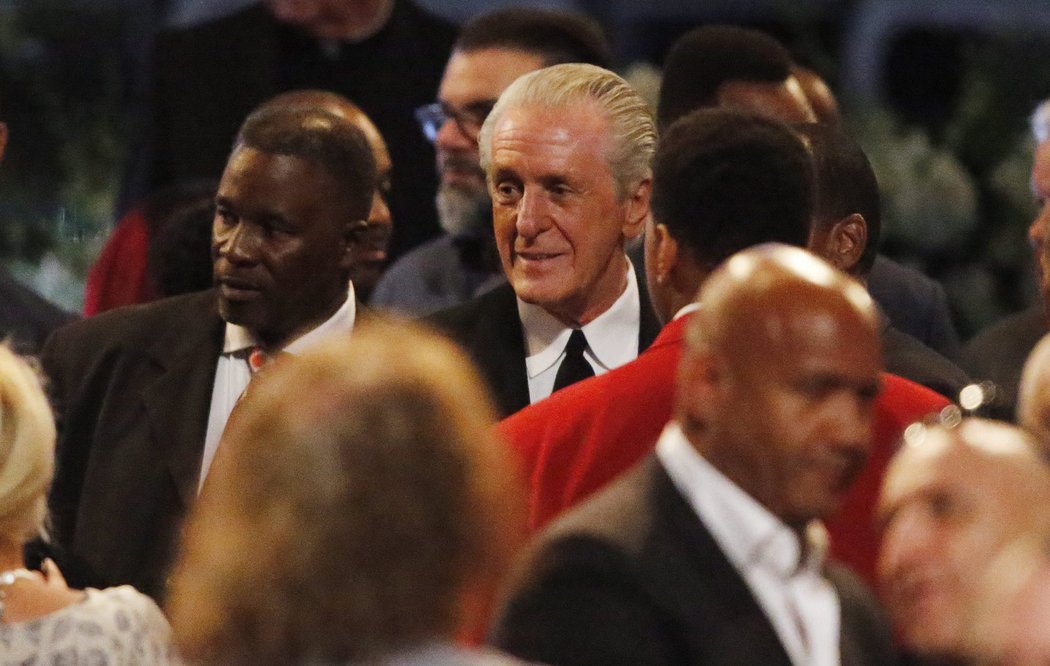 Legenda NBA Pat Riley na pohřbu Muhammeda Aliho