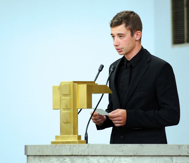 Smuteční řeč Radomíra Šimůnka mladšího na pohřbu jeho táty. Smuteční řeč Radomíra Šimůnka mladšího na pohřbu jeho táty.