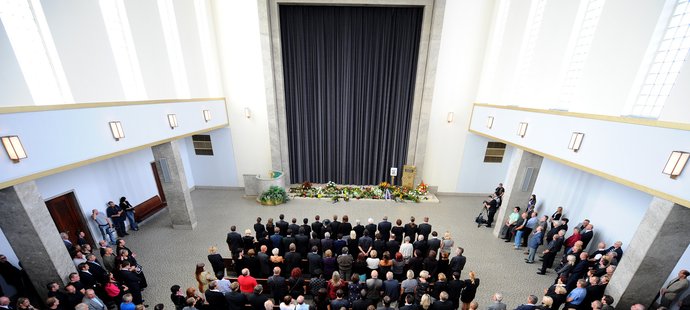 Zaplňující se Velká obřadní síň při pohřbu Radomíra Šimůnka.