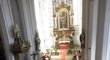 Spoluhráči a kamarádi vynášejí rakev s ostatky Jana Marka z jindřichohradeckého kostela Nanebevzetí Panny Marie