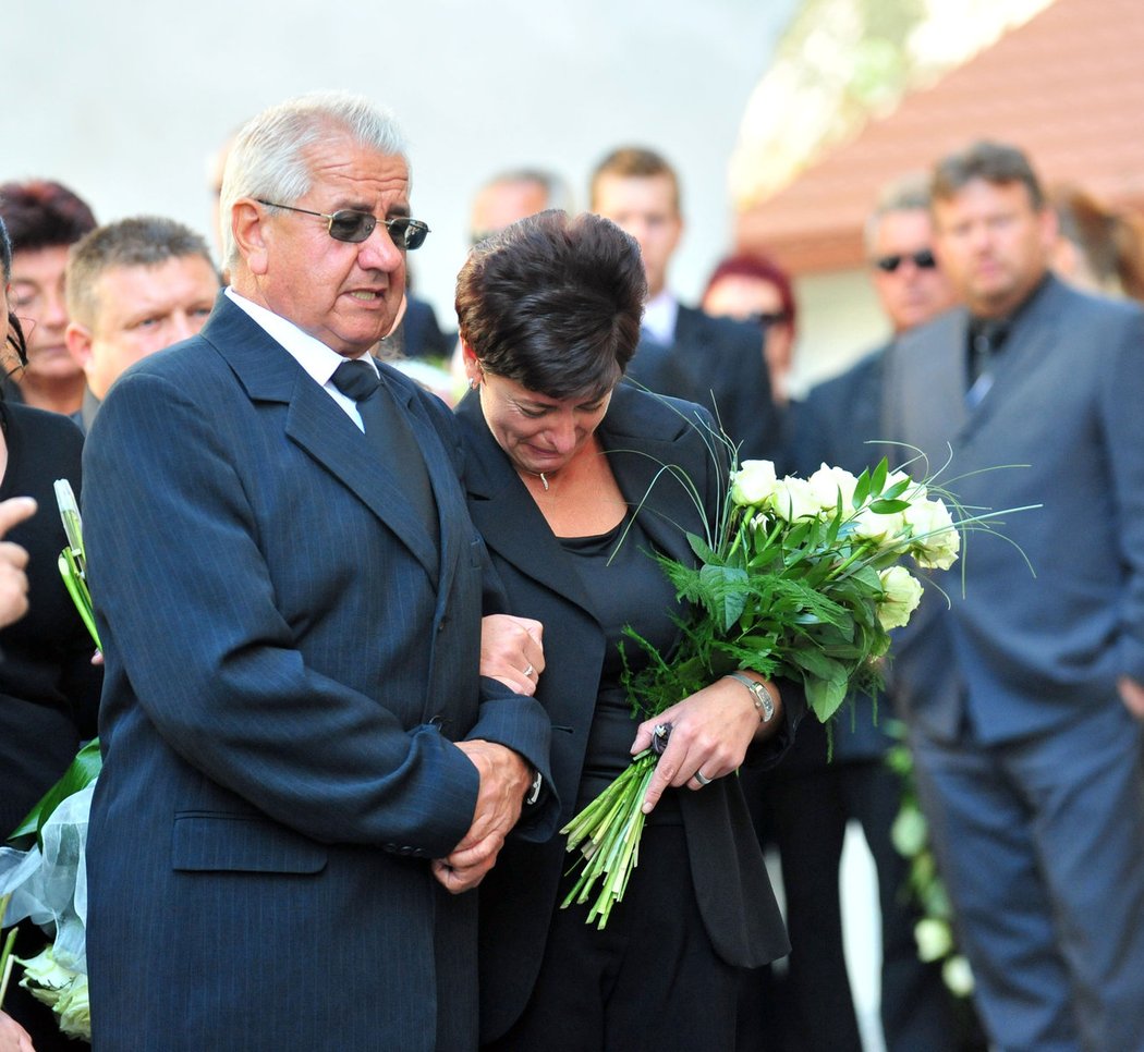 Sestra Jana Marka přichází v slzách na pohřeb svého bratra