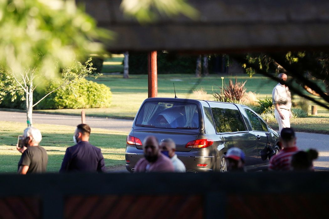 Maradonu pohřbili ve čtvrtek při soukromé ceremonii na hřbitově Jardín Bella Vista na předměstí argentinského hlavního města.