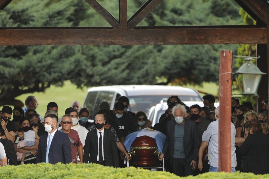 Maradonu pohřbili při soukromé ceremonii na hřbitově Jardín Bella Vista na předměstí argentinského hlavního města.